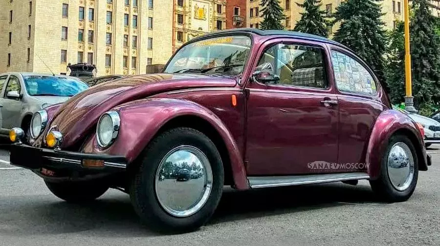 Volkswagen Beetle (burgundy)
