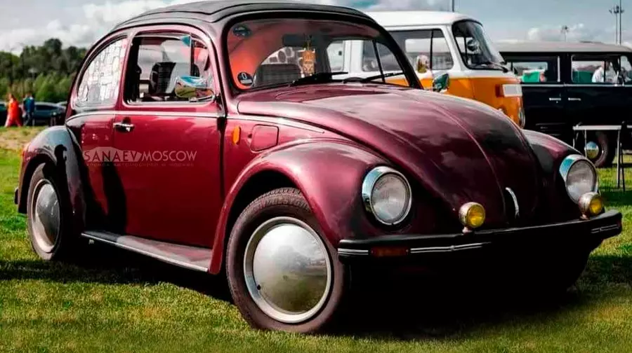 Volkswagen Beetle (burgundy)