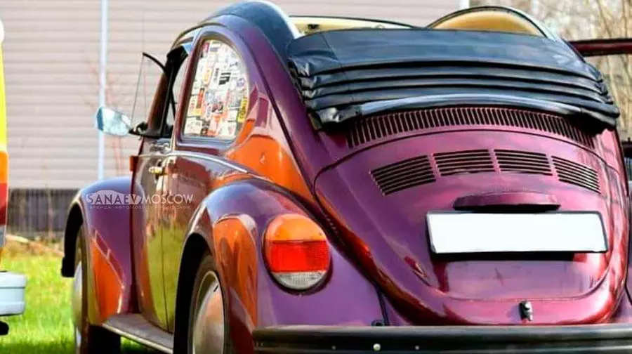Volkswagen Beetle (burgundy)