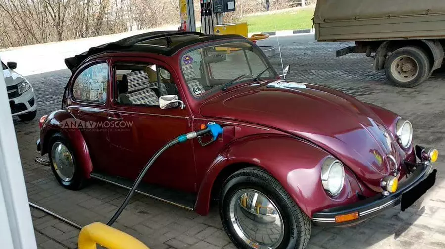Volkswagen Beetle (burgundy)