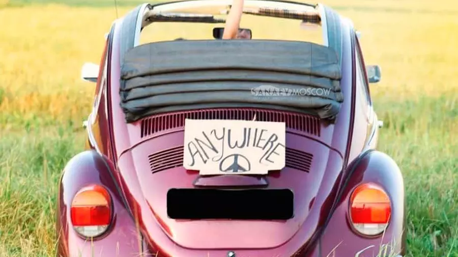 Volkswagen Beetle (burgundy)