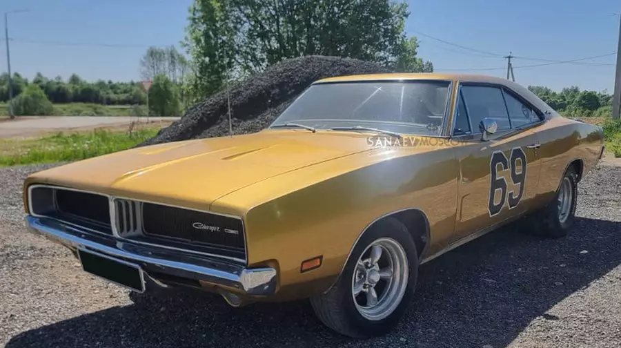 Dodge Charger (gold)