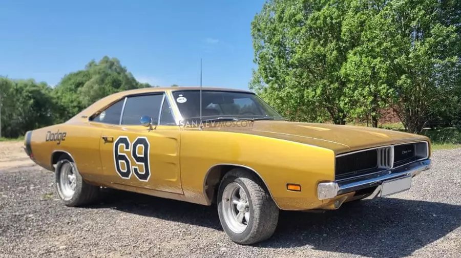 Dodge Charger (gold)