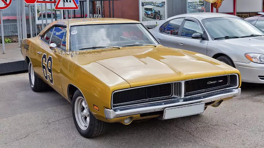 Dodge Charger (gold)