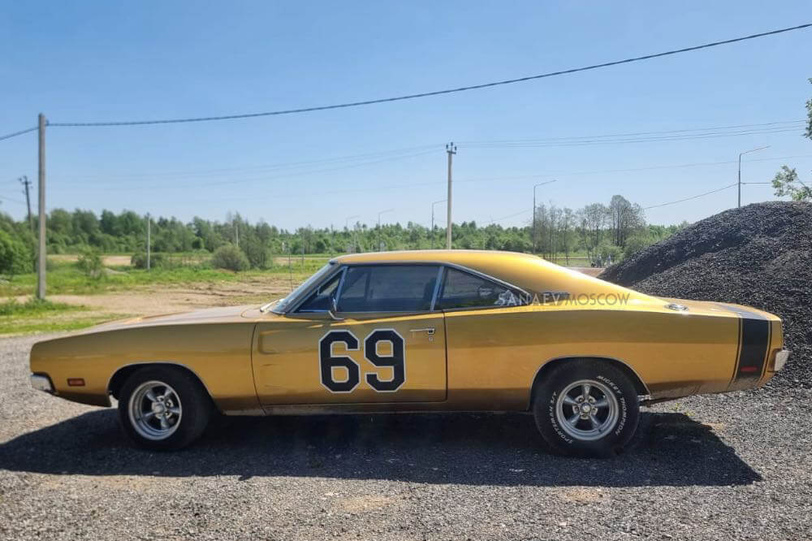 Dodge Charger (gold)