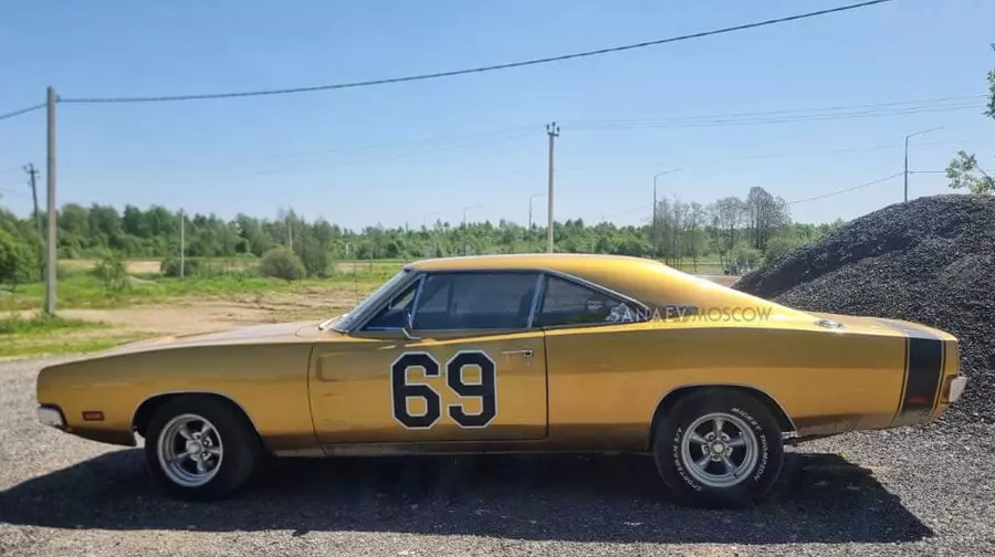 Dodge Charger (gold)