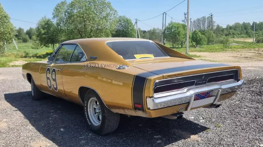 Dodge Charger (gold)