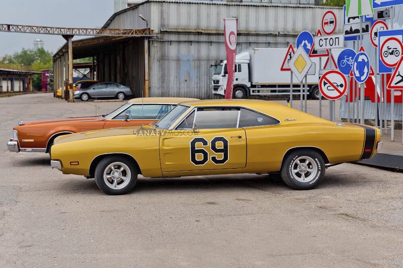 Dodge Charger (gold)