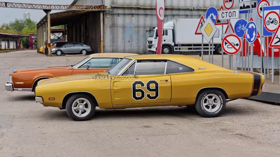 Dodge Charger (gold)