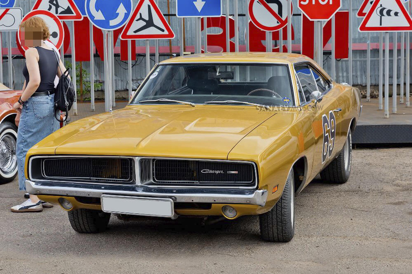 Dodge Charger (gold)