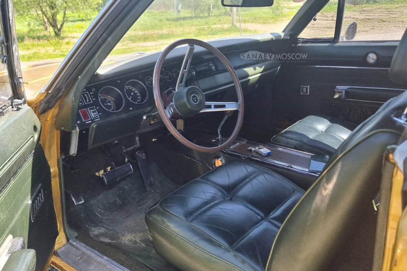 Dodge Charger (gold)