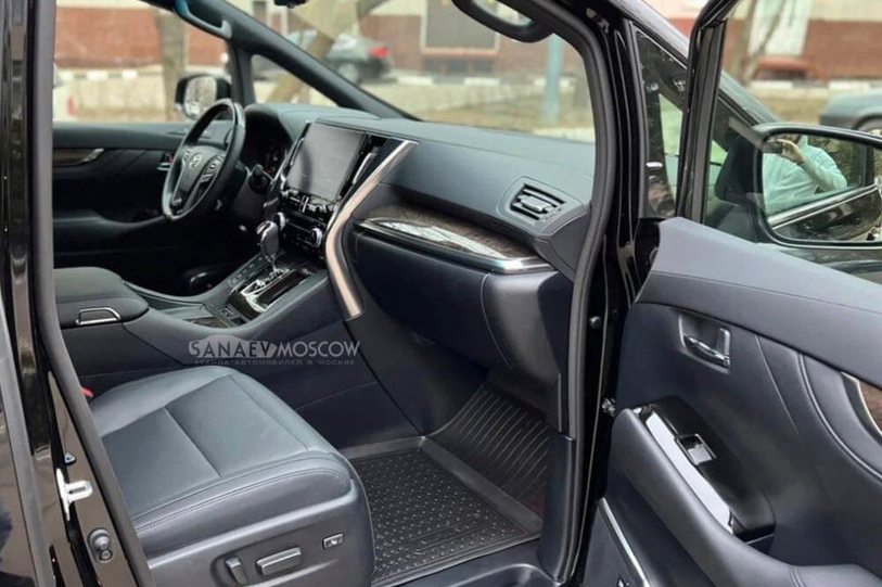 Toyota Alphard (black)