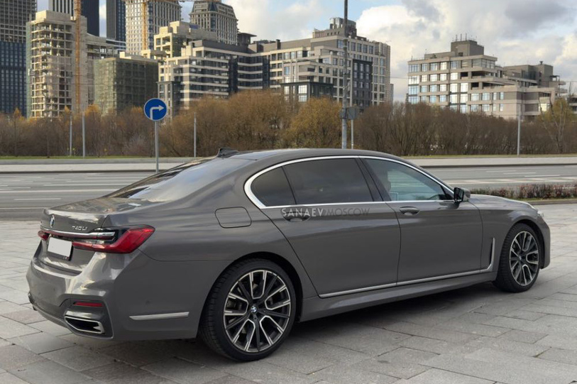 BMW 7 (grey)