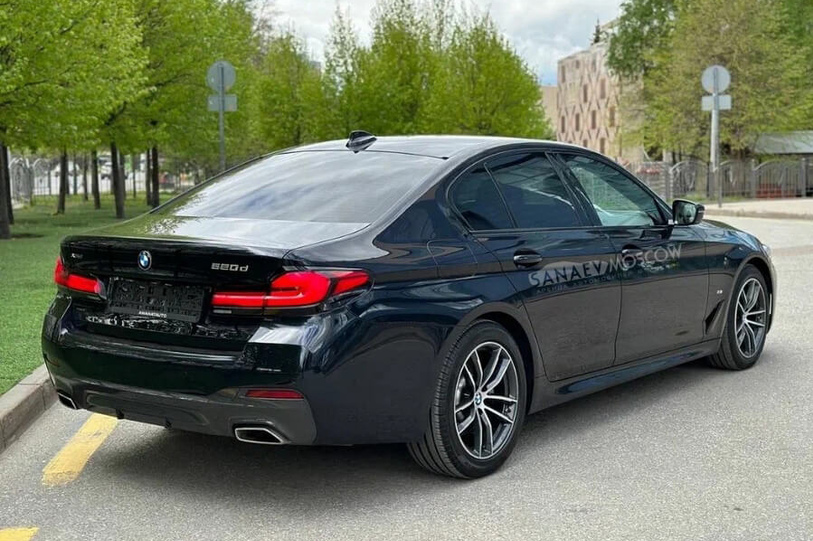 BMW 5 (black)