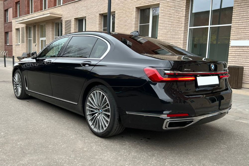 BMW 7 (black)