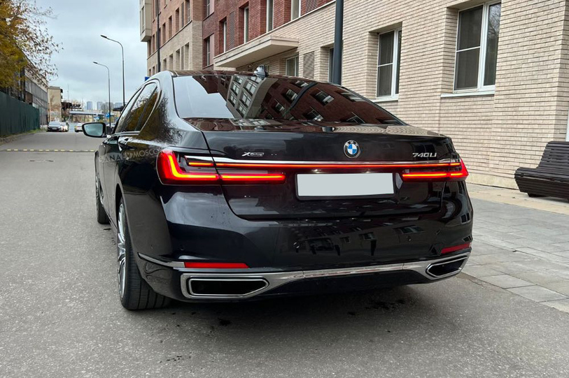 BMW 7 (black)