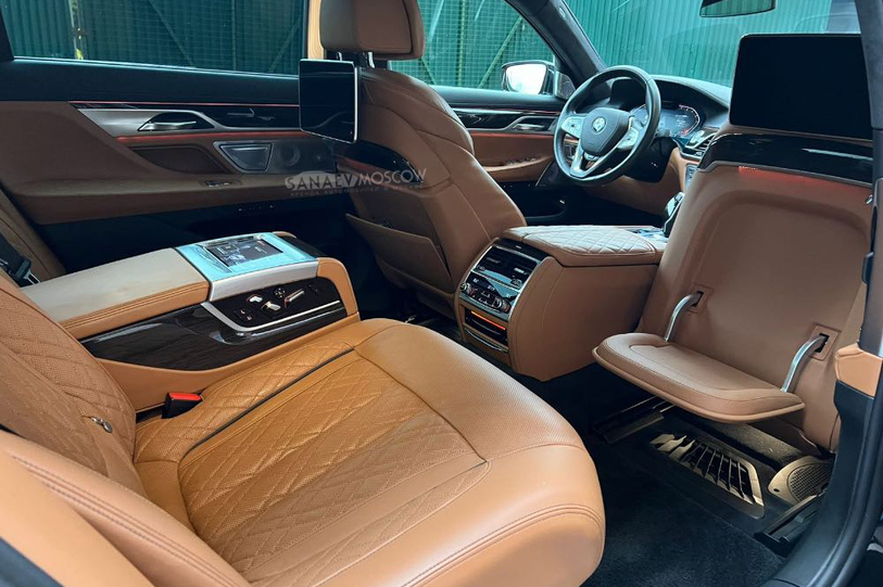 BMW 7 (black)