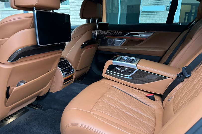 BMW 7 (black)
