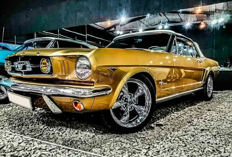 Ford Mustang (Gold)