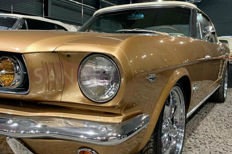 Ford Mustang (Gold)