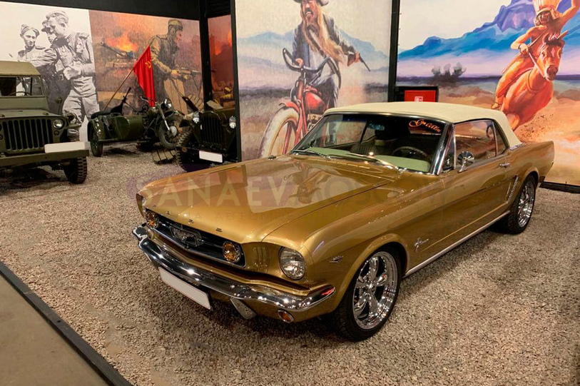Ford Mustang (Gold)