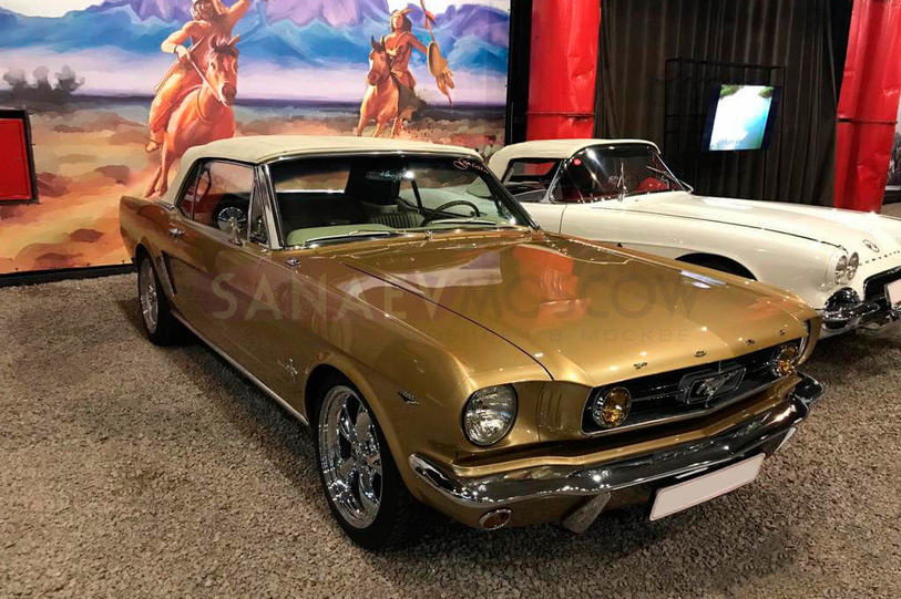 Ford Mustang (Gold)