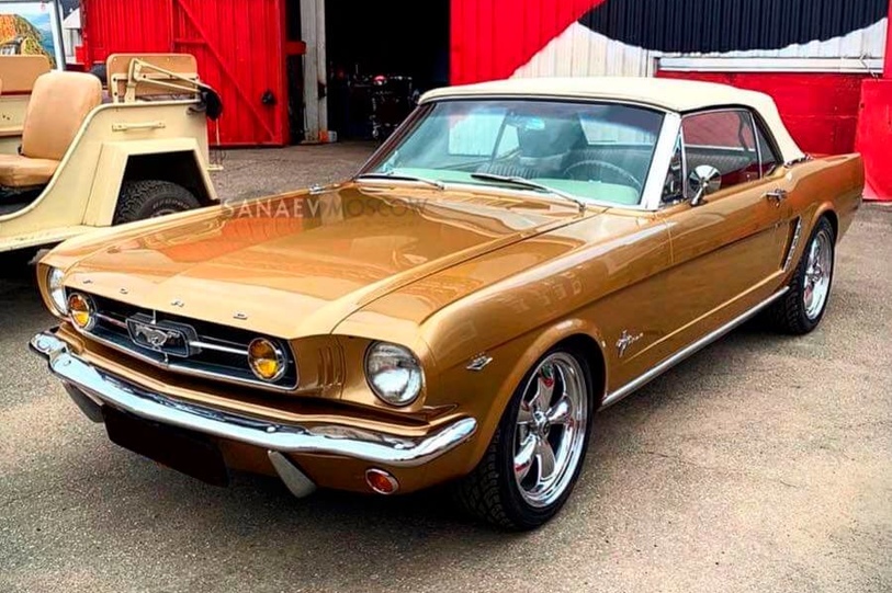 Ford Mustang (Gold)