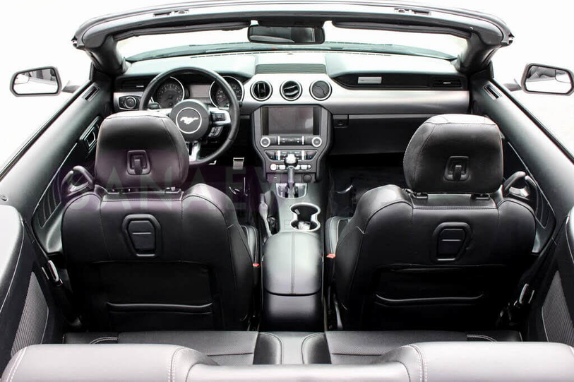 Ford Mustang (white)