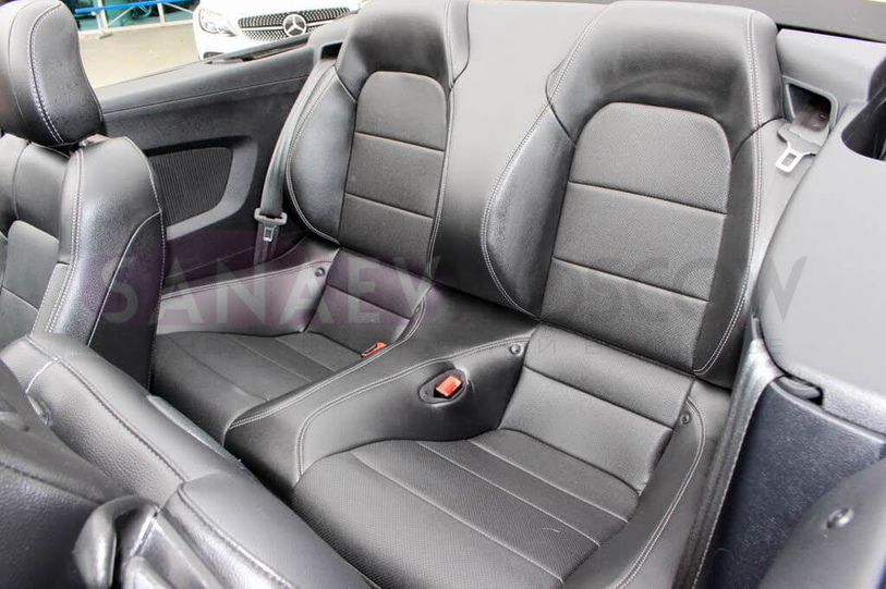 Ford Mustang (white)