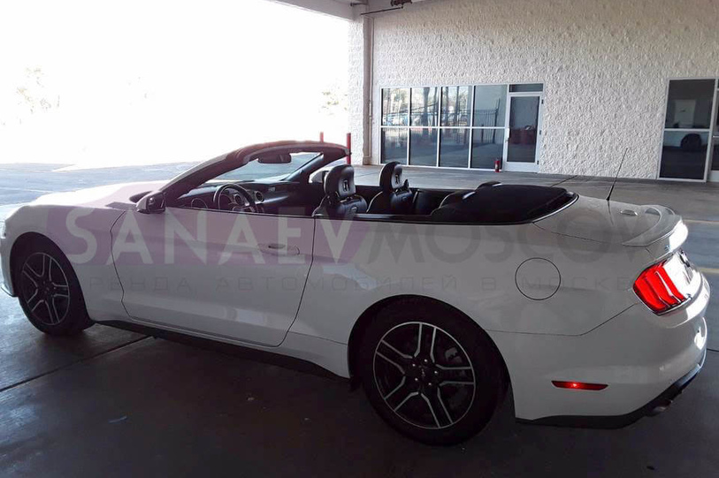 Ford Mustang (white)