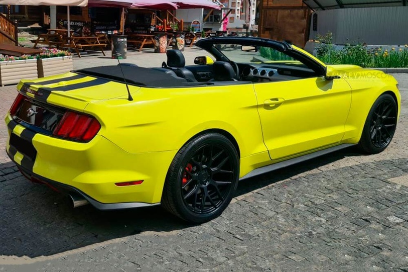 Ford Mustang (yellow)