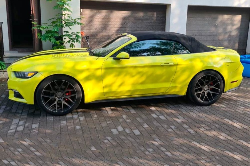 Ford Mustang (yellow)