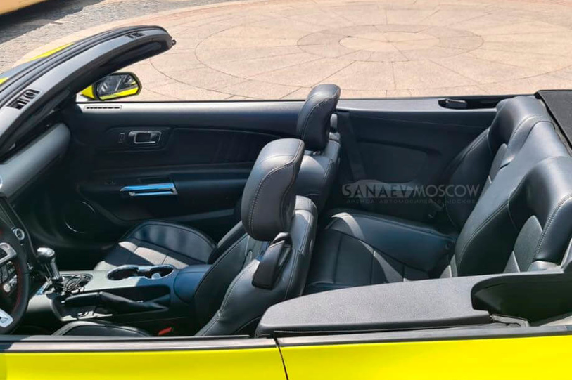 Ford Mustang (yellow)