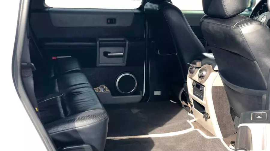 Hummer H2 (white)