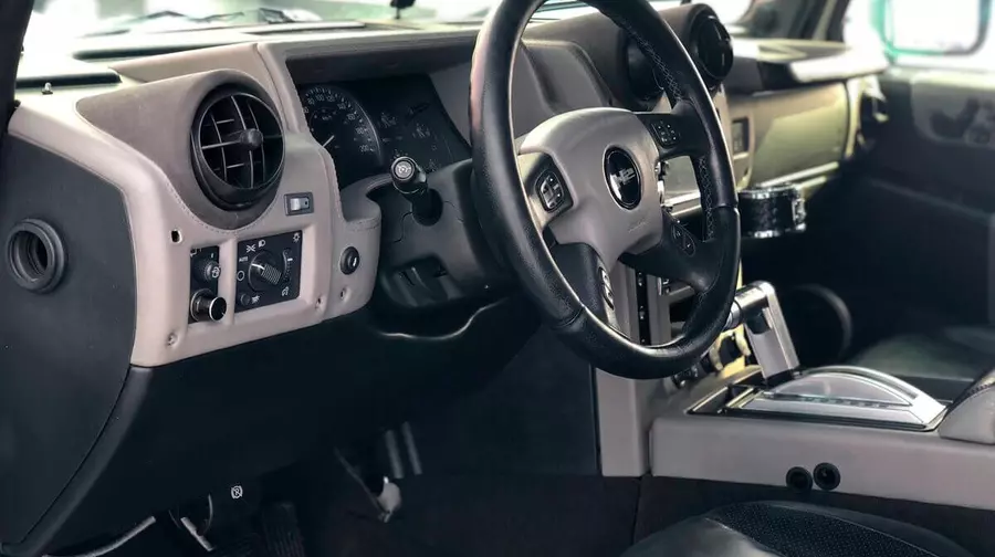 Hummer H2 (white)