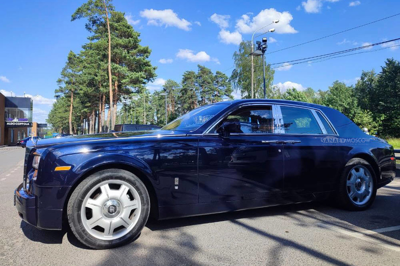 Rolls-Royce Phantom (blue)