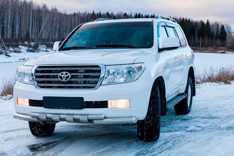 Toyota Land Cruiser 200 (white)