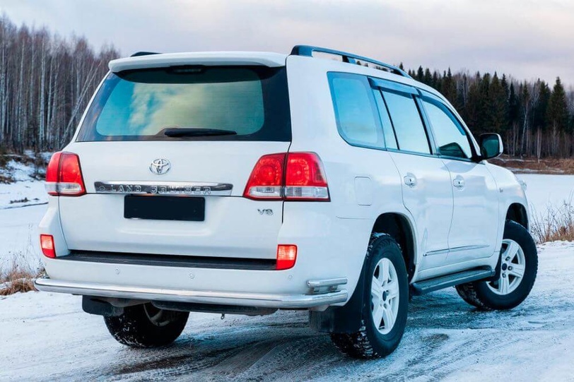 Toyota Land Cruiser 200 (white)
