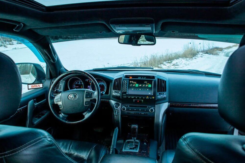 Toyota Land Cruiser 200 (white)