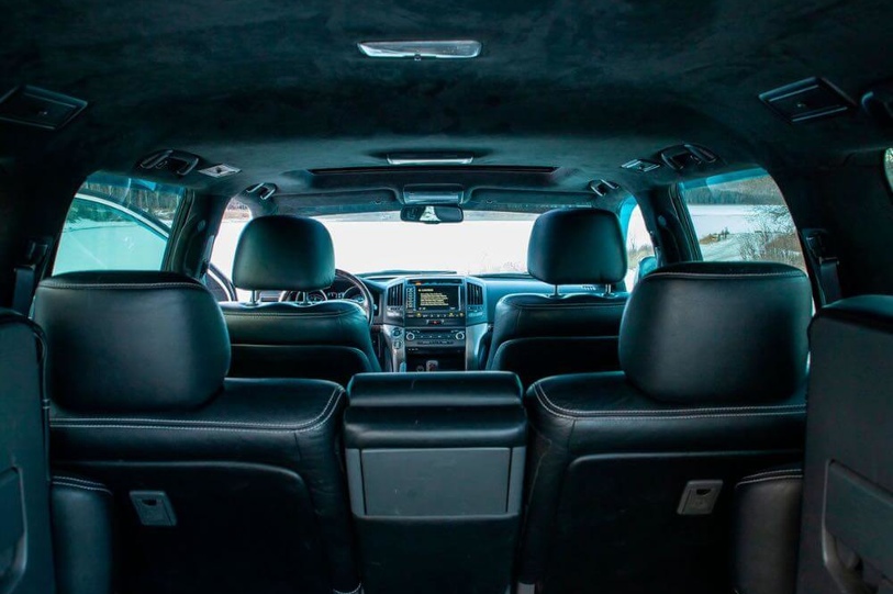 Toyota Land Cruiser 200 (white)