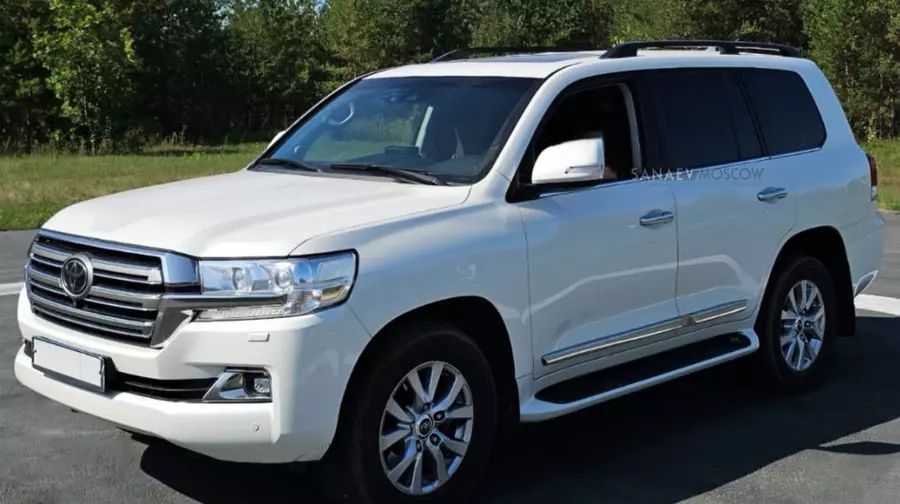 Toyota Land Cruiser 200 (white)