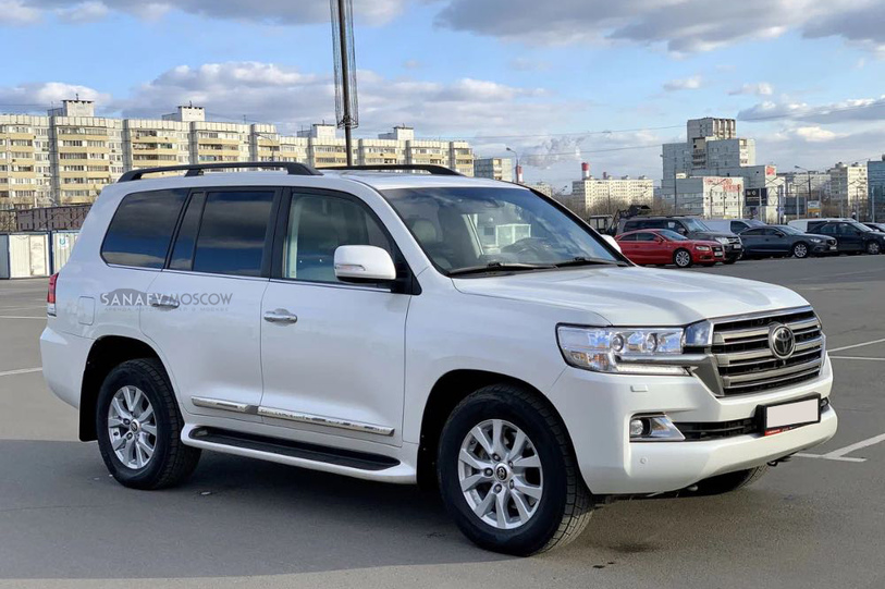 Toyota Land Cruiser 200 (white)