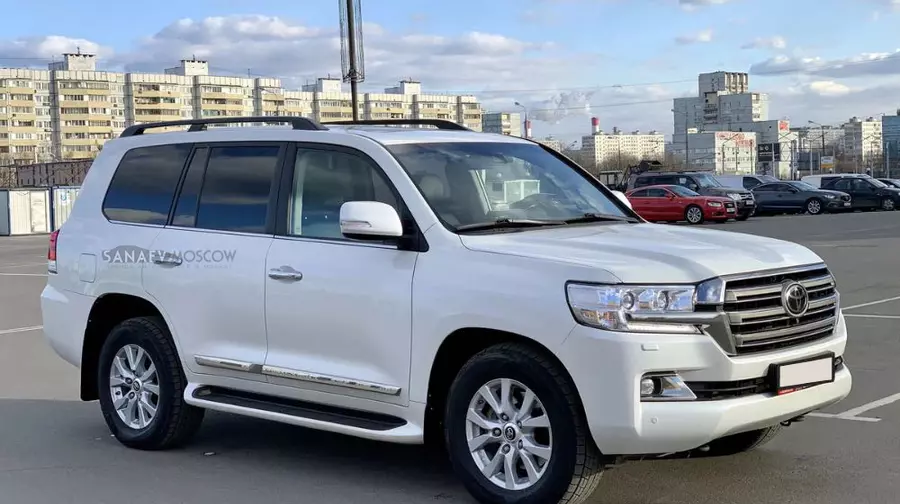 Toyota Land Cruiser 200 (white)