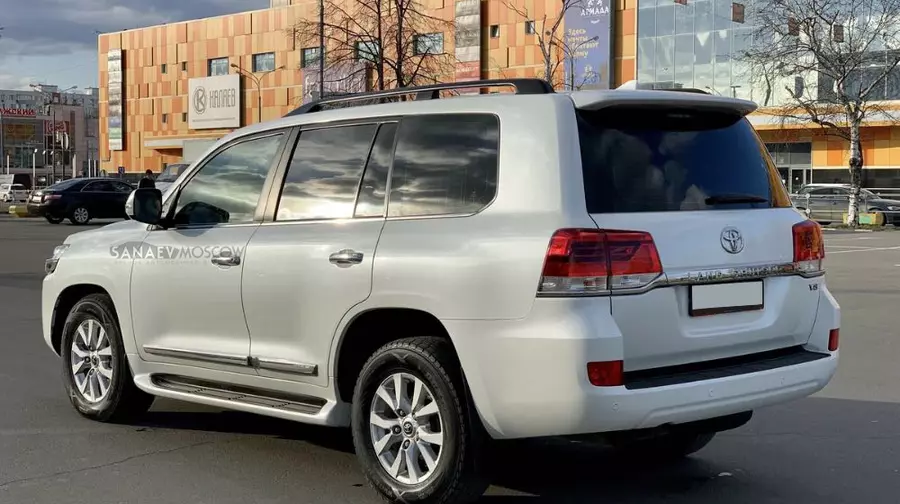 Toyota Land Cruiser 200 (white)
