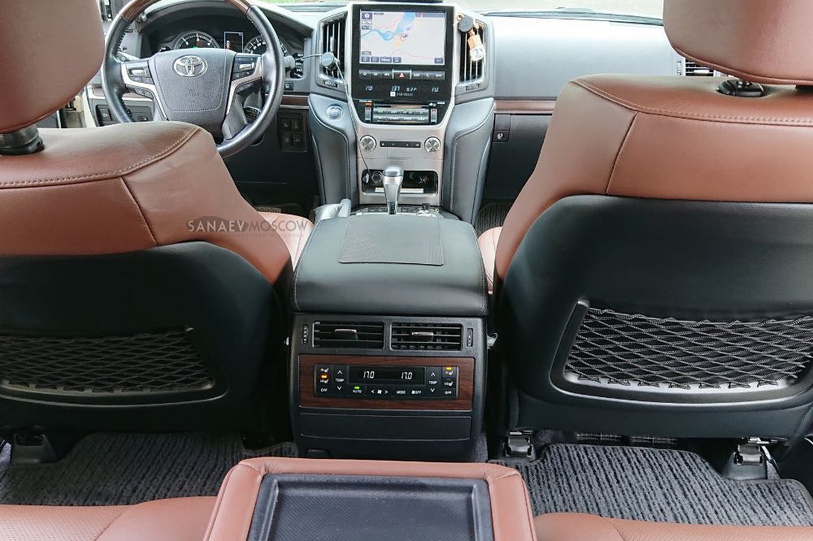 Toyota Land Cruiser 200 (white)