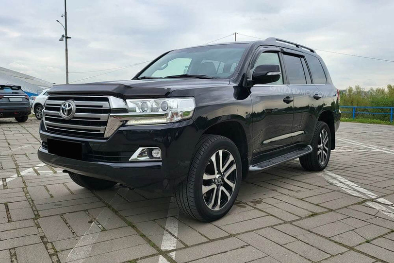 Toyota Land Cruiser 200 (black)