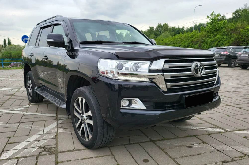 Toyota Land Cruiser 200 (black)