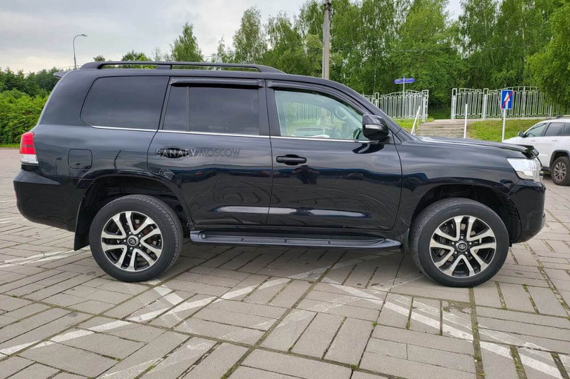 Toyota Land Cruiser 200 (black)