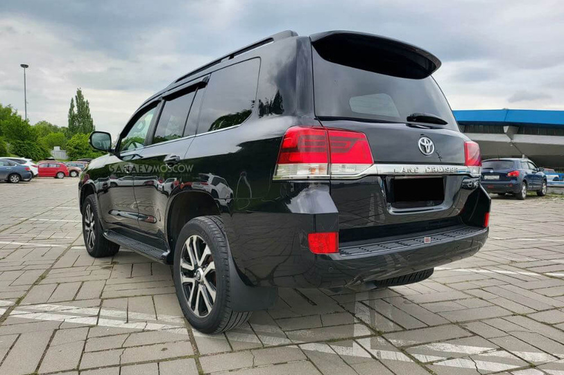 Toyota Land Cruiser 200 (black)