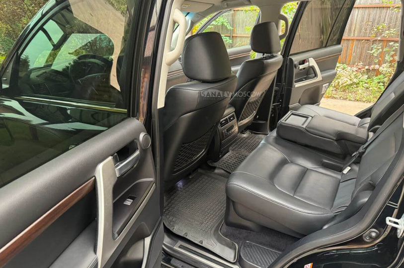 Toyota Land Cruiser 200 (black)